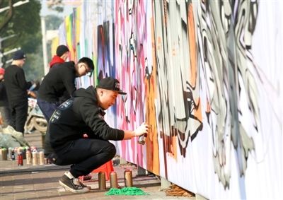 江南城區(qū)臨沅路上，涂鴉愛好者正在進(jìn)行街頭涂鴉藝術(shù)創(chuàng)作